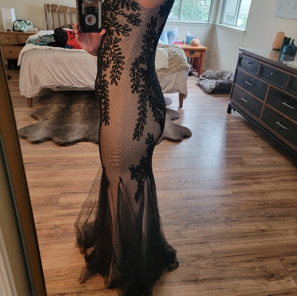 Betsy Adam gown - Picture 3 of 14